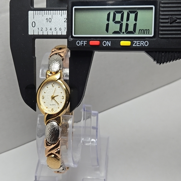 Womens Vintage Avon Gold Rose Silver Tone Diamond Watch F20808 New Battery - Picture 4 of 9